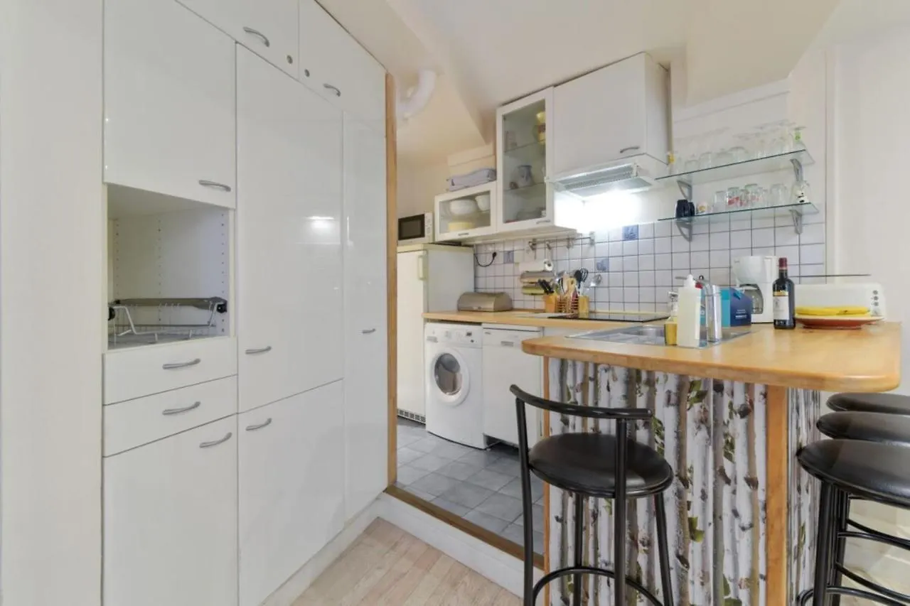 Charming 2 Bedroom Apartment In The Heart Of Paryż