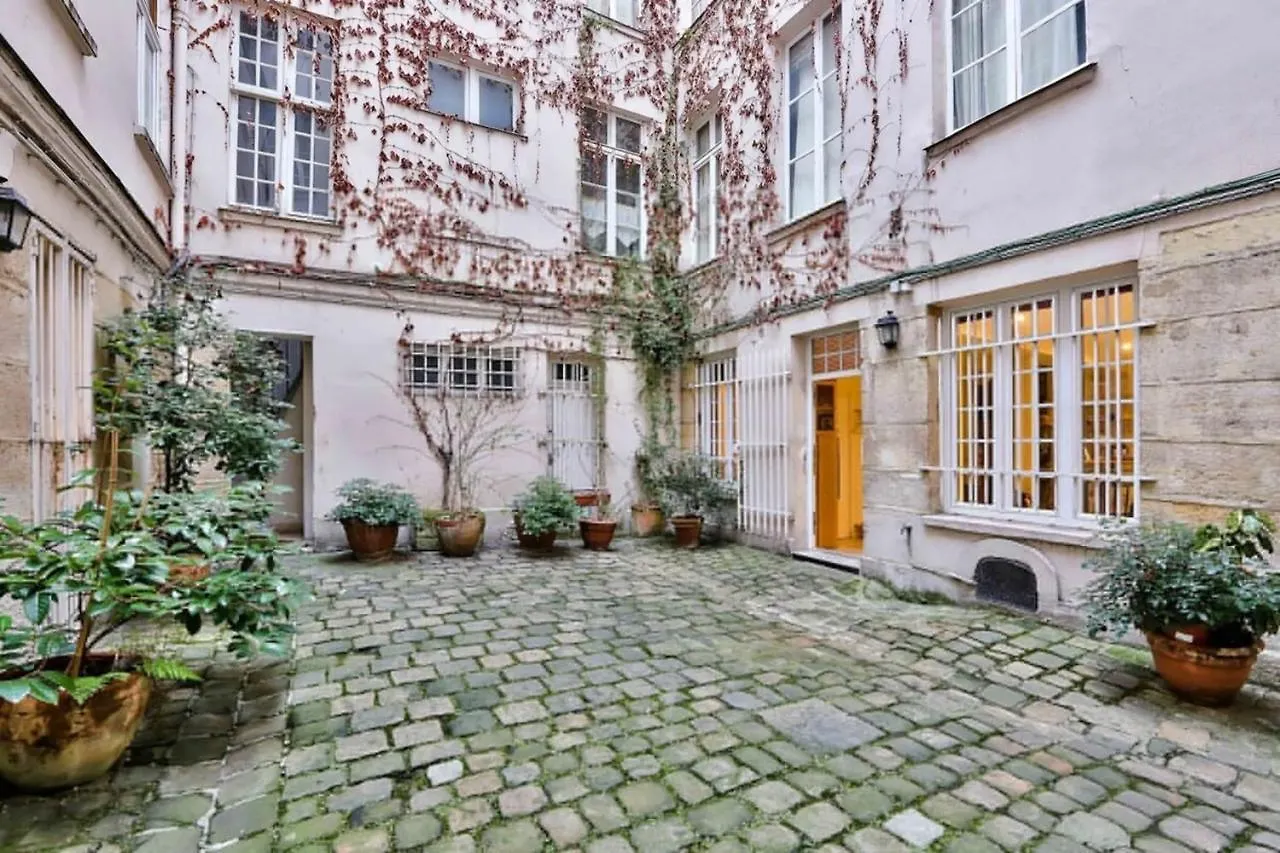 Charming 2 Bedroom Apartment In The Heart Of Paryż