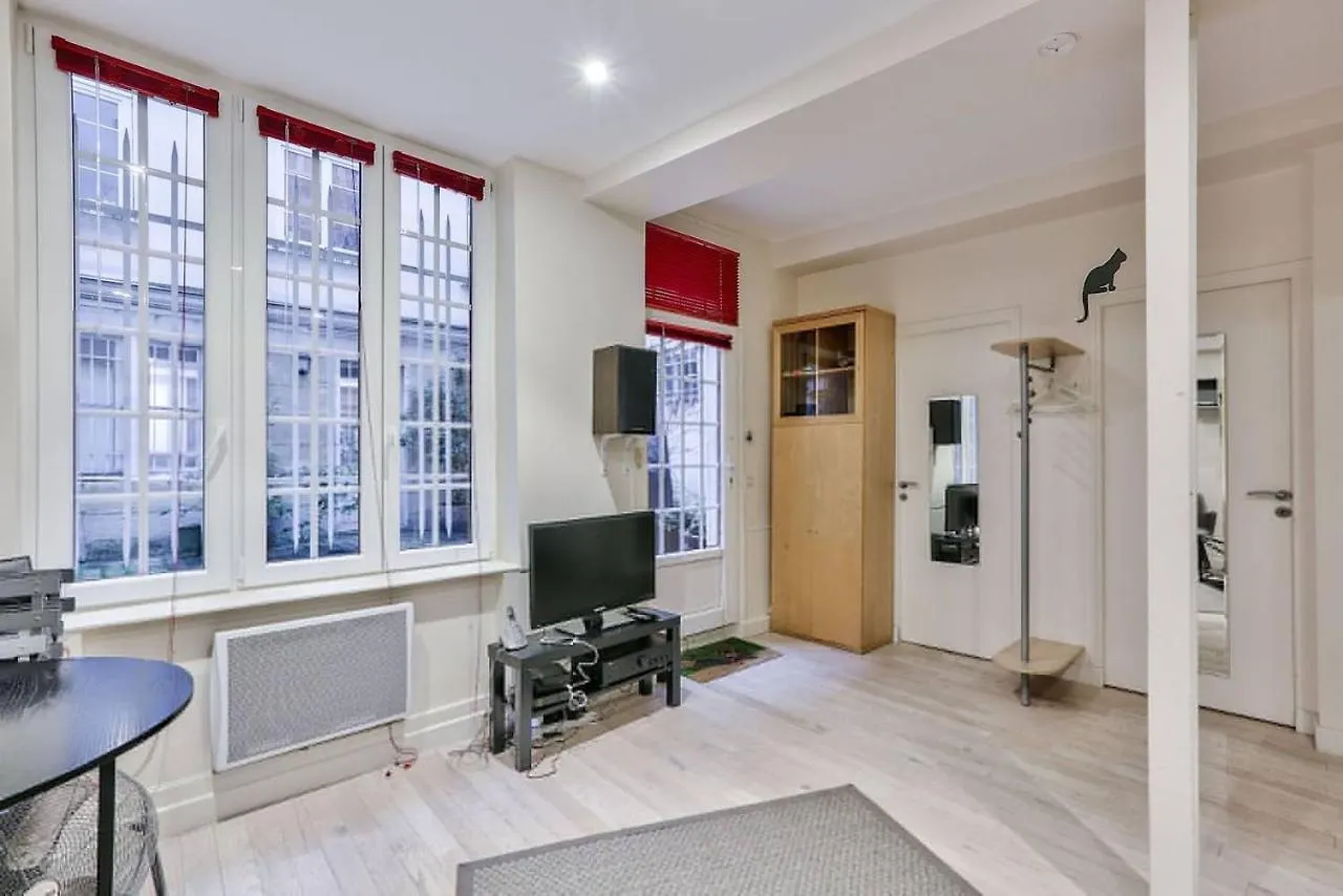 Charming 2 Bedroom Apartment In The Heart Of Paris France